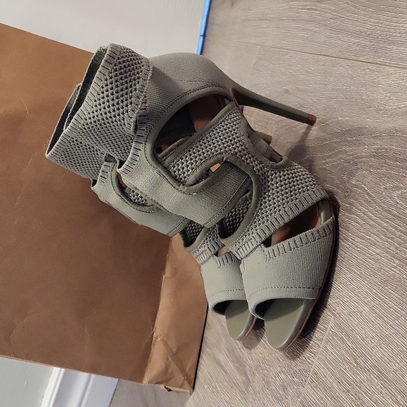 Zara l woman l Heels l Size 6.5 l Euro 37 Ladies Zara heels sage green - Picture 3 of 7